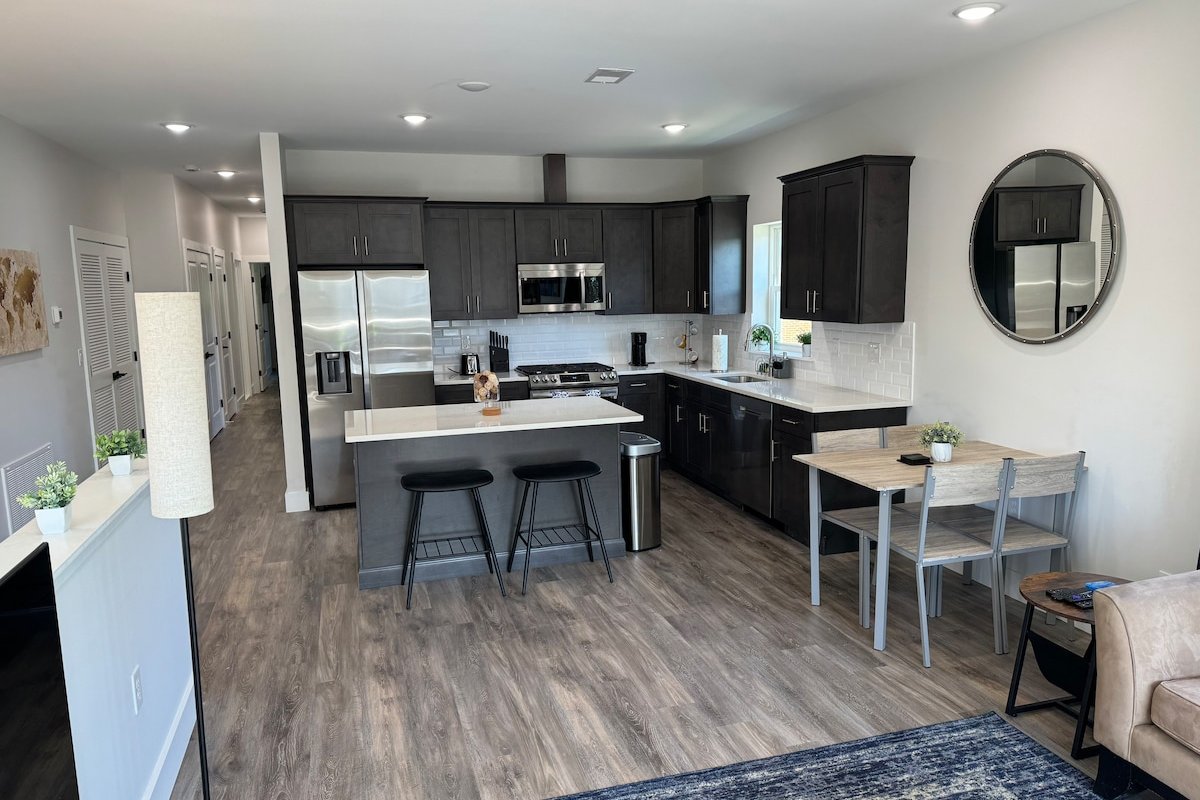 NEW 4BR/2.5 Bath Duplex w. Parking 10 min from EWR gallery image 5