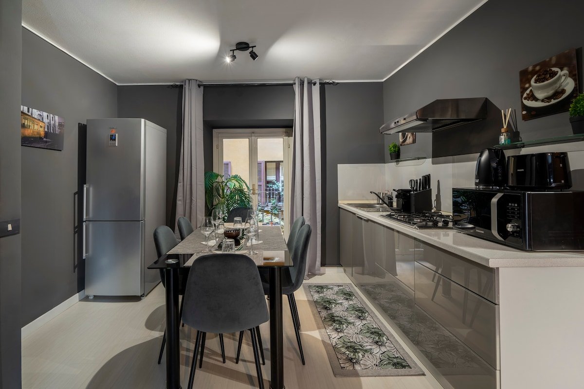 Cathedral center 50meters Via Torino-apt. 2 floors gallery image 4