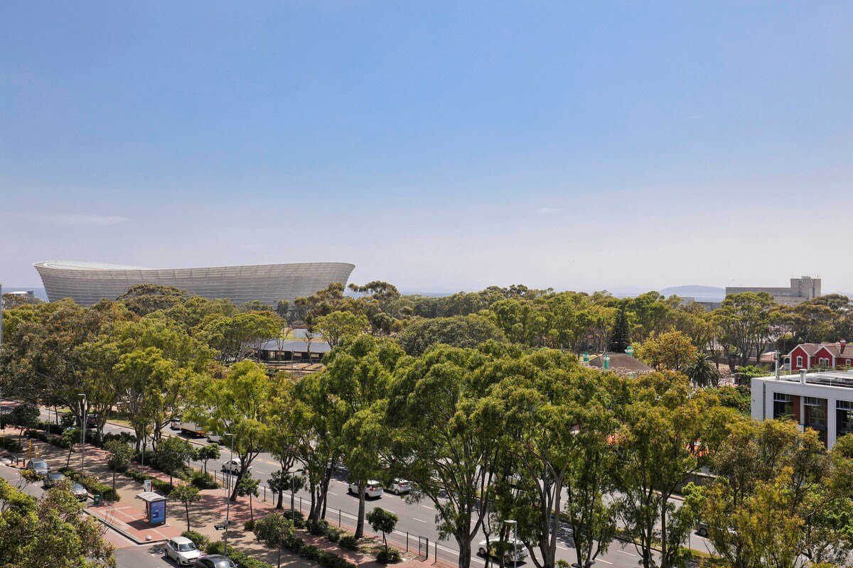 Waterfront & Stadium View Penthouse – Serviced gallery image 3