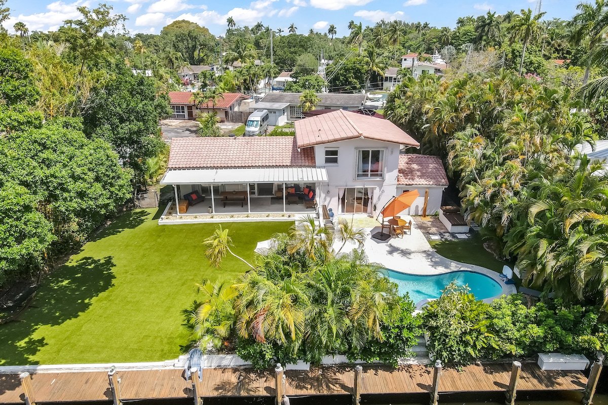 Retreat @Sailboat Bend-Heated Pool-BBQ-100ft Dock gallery image 2