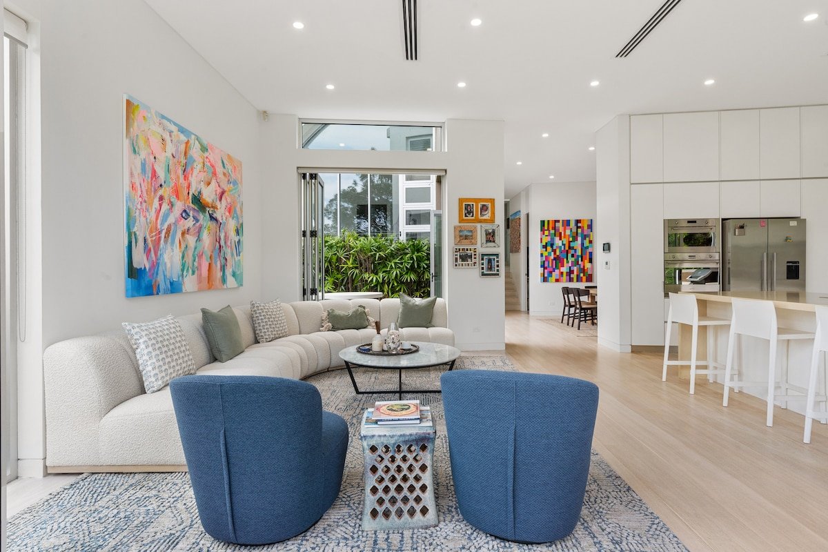 Jackpot – Modern Stylish Home w AC Pool Garage gallery image 5