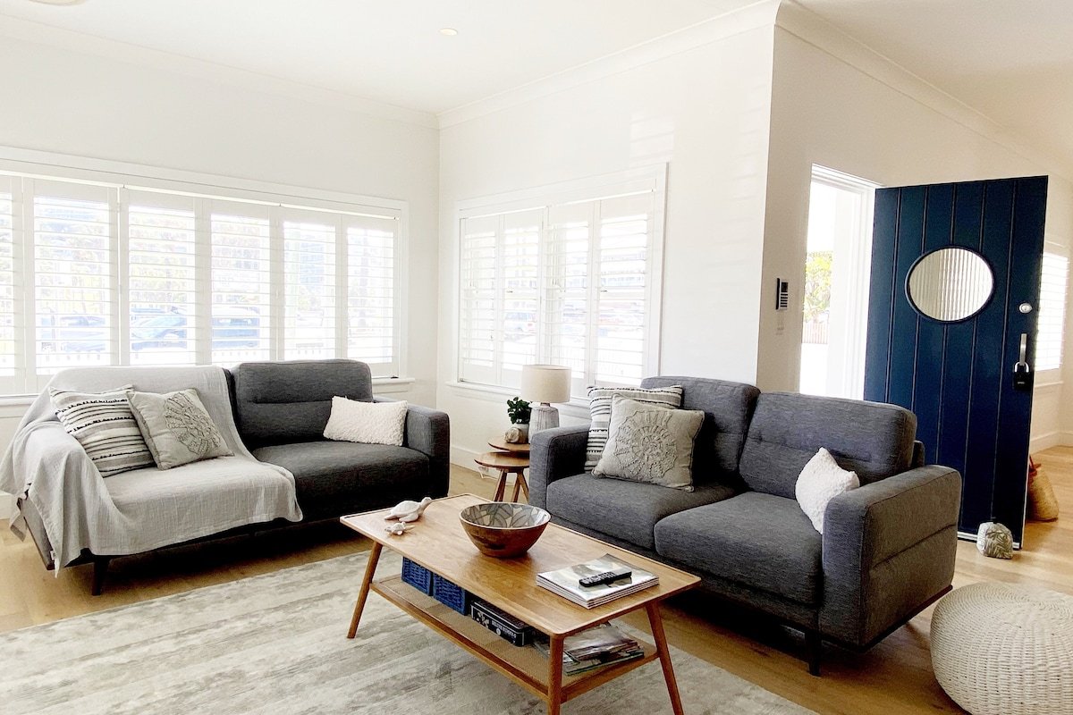 Freshwater Beach House – footsteps to the sand. gallery image 4