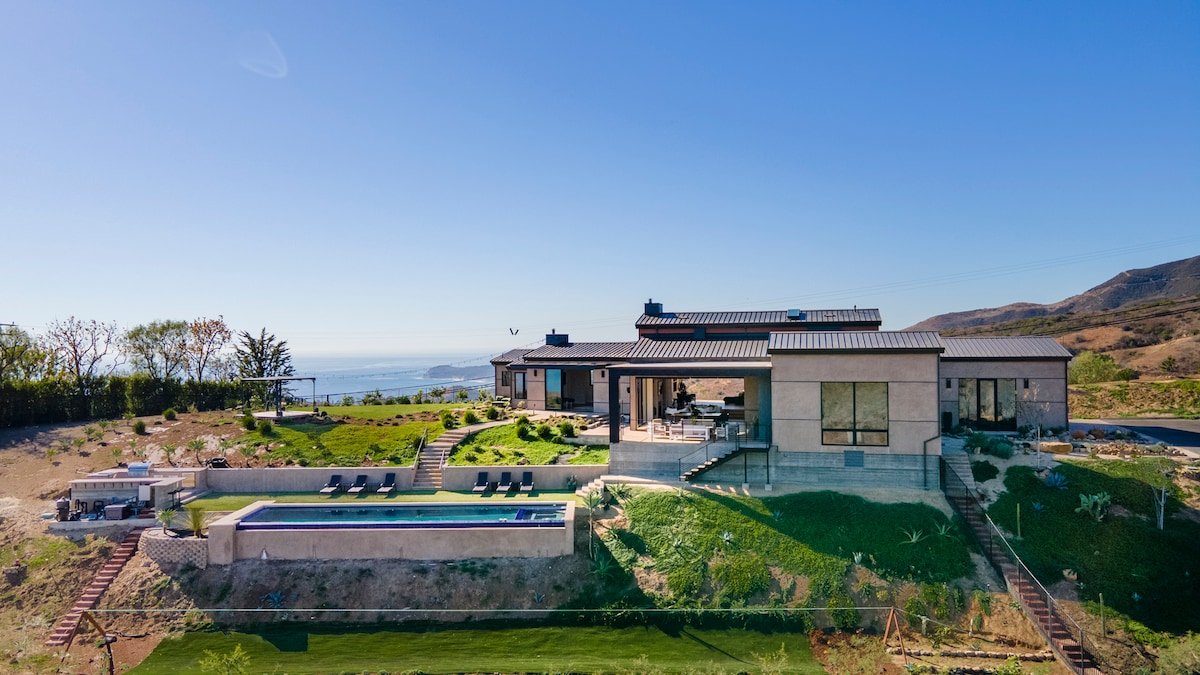 Spectacular Ocean and Mountain View Luxury Home gallery image 2