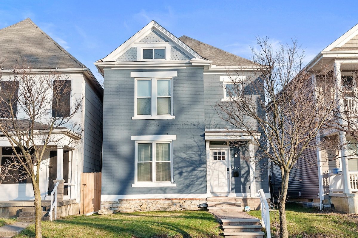 Pet-Friendly | New Hot Tub | Downtown | 3BR Retre