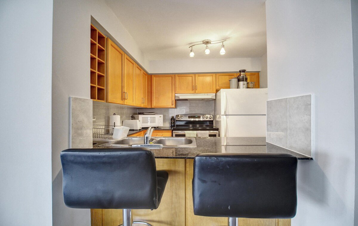 *Cool&Contemporary* Condo steps from Eaton Center gallery image 5
