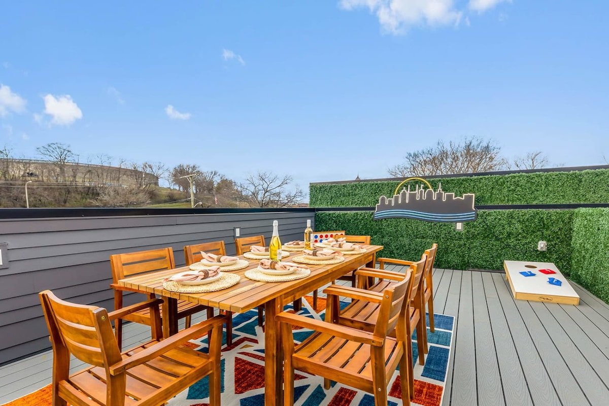 The Duet – Rooftop Lounge + 1.5 miles to Broadway. gallery image 3