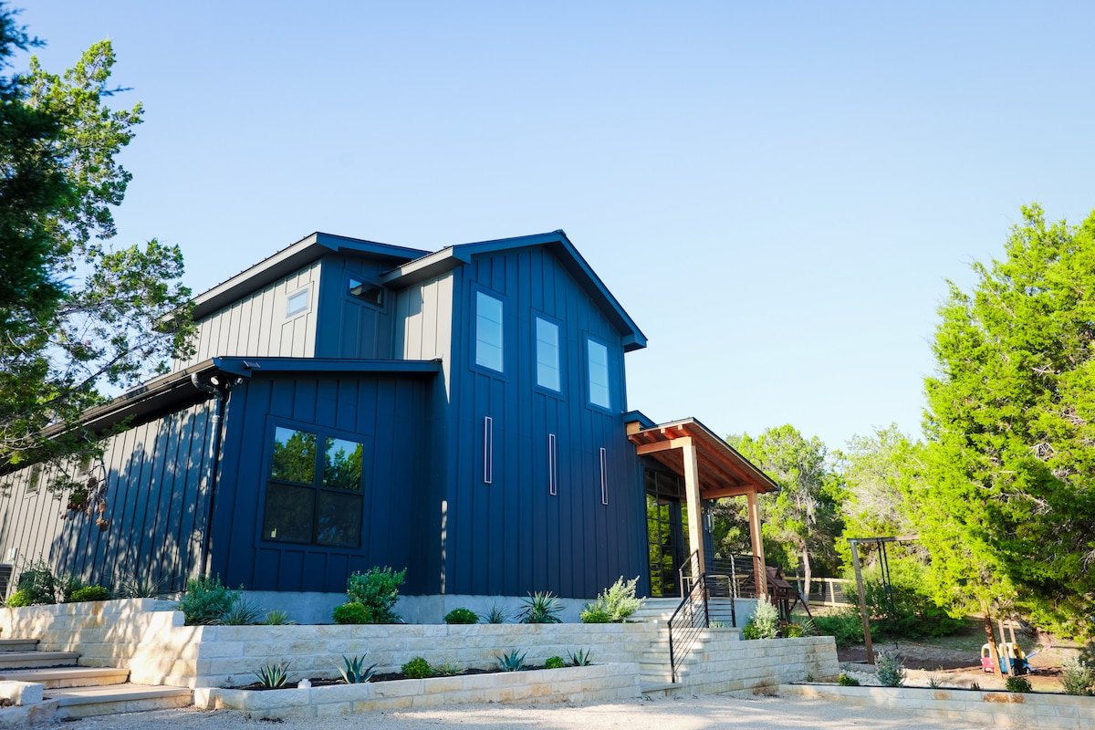 20 mins to downtown/Cowboy Pool /Hot Tub/Sleeps 12 gallery image 2