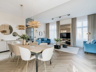 Royal Retreat: Wellness, Jacuzzi & Sauna