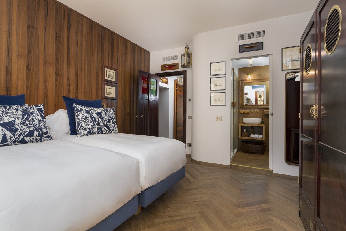 The Yacht House Canal View gallery image 4