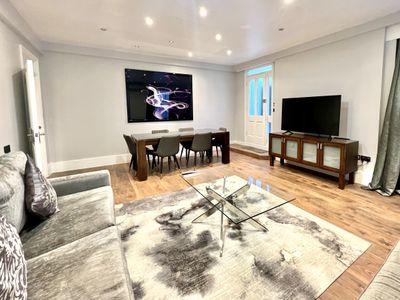 3 Bed/3 Bath Modern Flat, Patio, Sky TV, AC