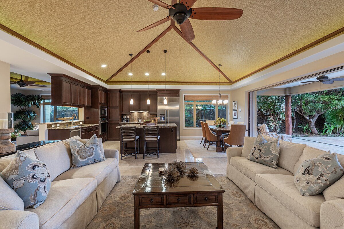 Beautiful 3 Bedroom Home at KaMilo with Pool! gallery image 5