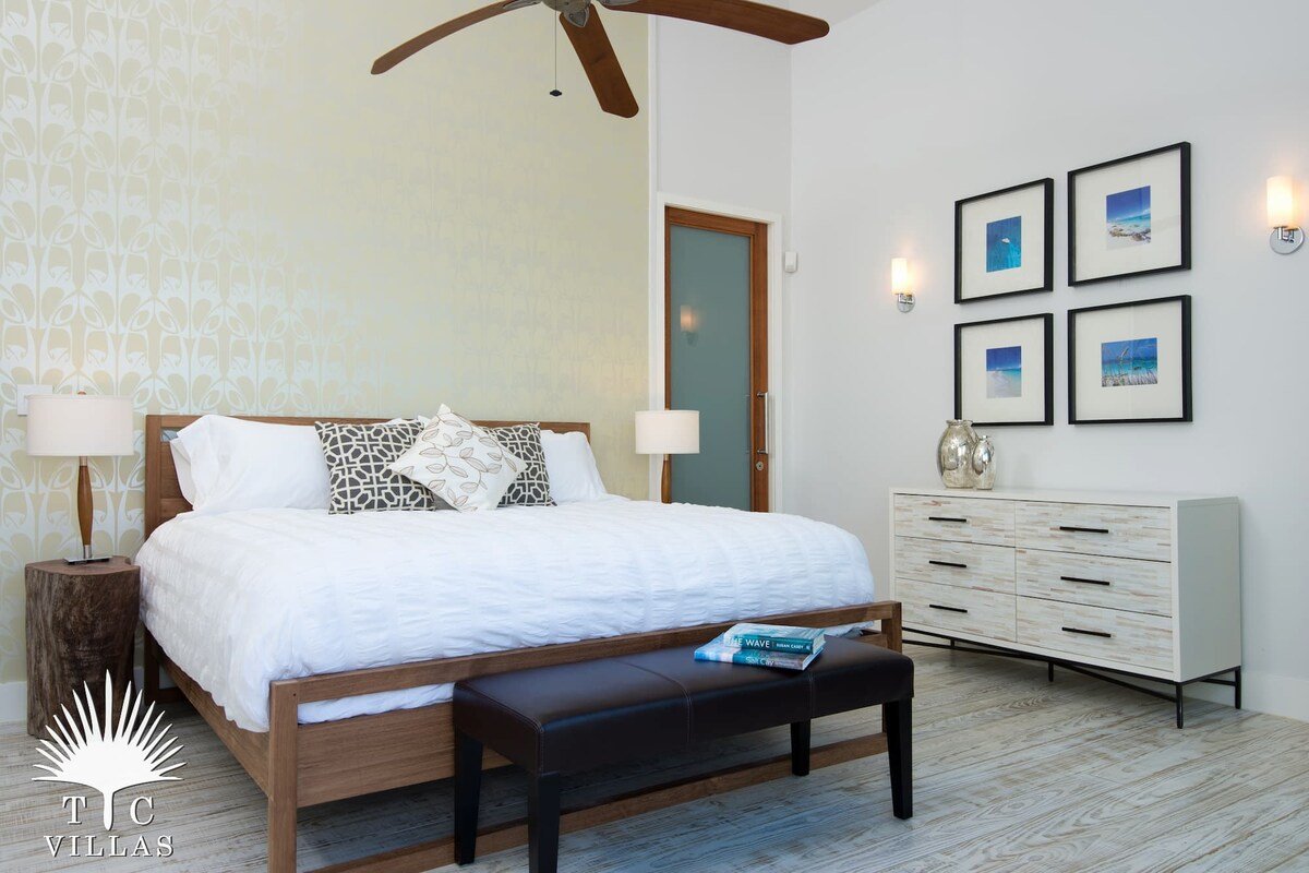 TC Villas | Castaway | Luxury Beachfront w. Pool gallery image 4