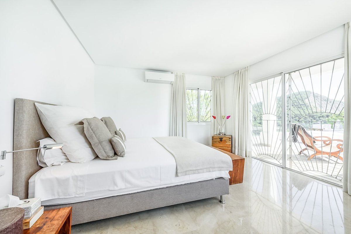 Cala Jondal – Private Infinity Pool – Sea view gallery image 3