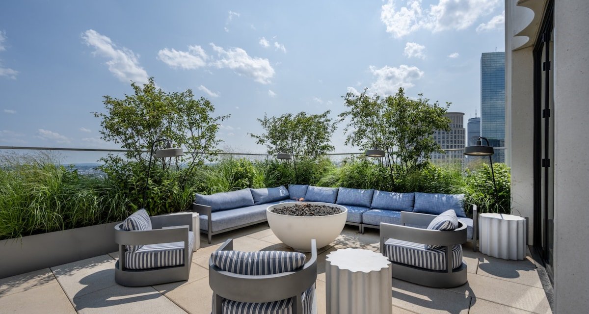 Back-Bay Central Condo w/Roof top, Gym & Parking! gallery image 4