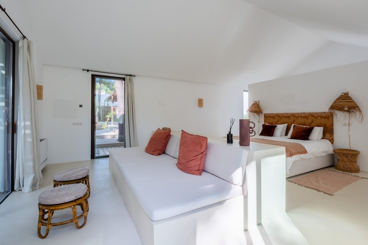 Unique luxury villa by the sea gallery image 5