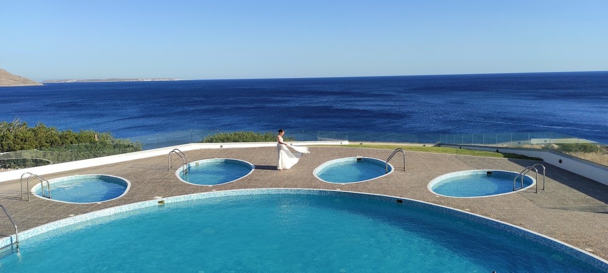 Beachfront Luxury Villa: Heated Pools, Gym & BBQ gallery image 3