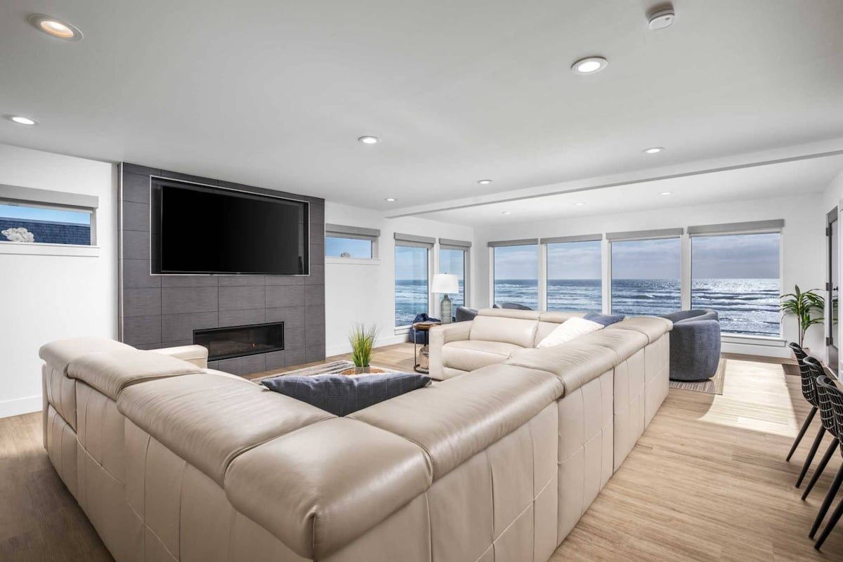 Oceanfront Hot Tub, Dog Friendly Beach Retreat gallery image 5