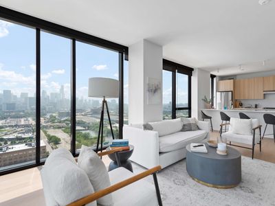 Prime Lincoln Park Views + Modern Amenities Await