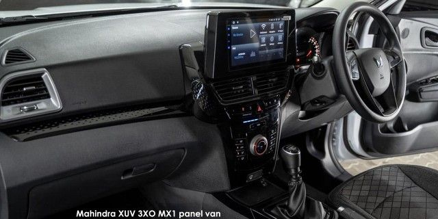 MAHINDRA XUV3XO 1.2T AX7L A/T - 14 