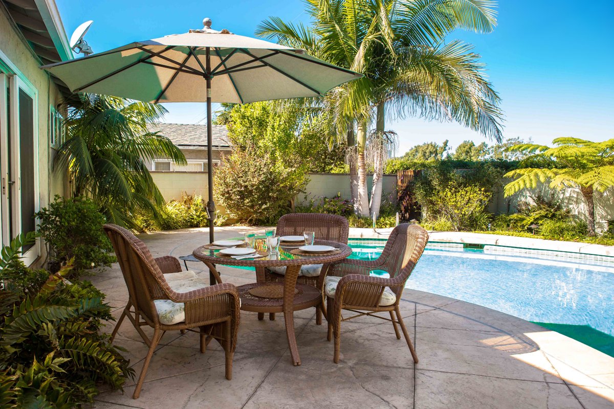 Sunny House minutes from the beach!