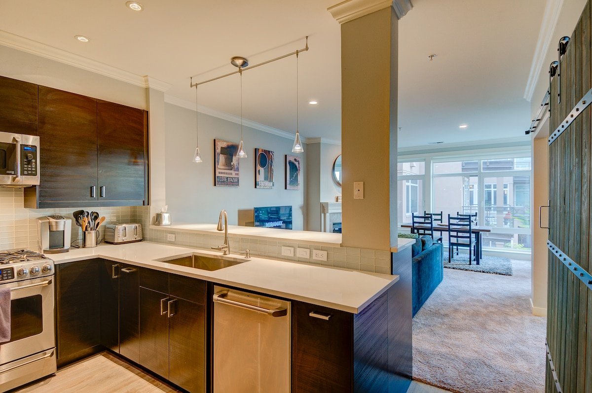 Incredible Waterfront Condo Near Pike Place Market gallery image 4