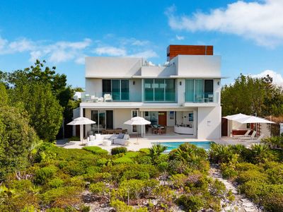 Elegant Architectural Escape Directly On the Ocean