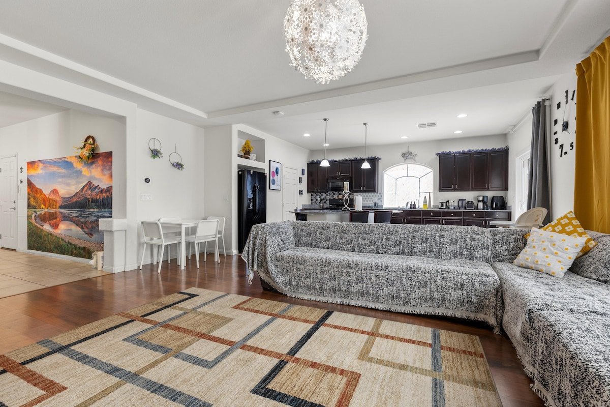 Holiday specials/ 5BR 10 min to airport &strip gallery image 5