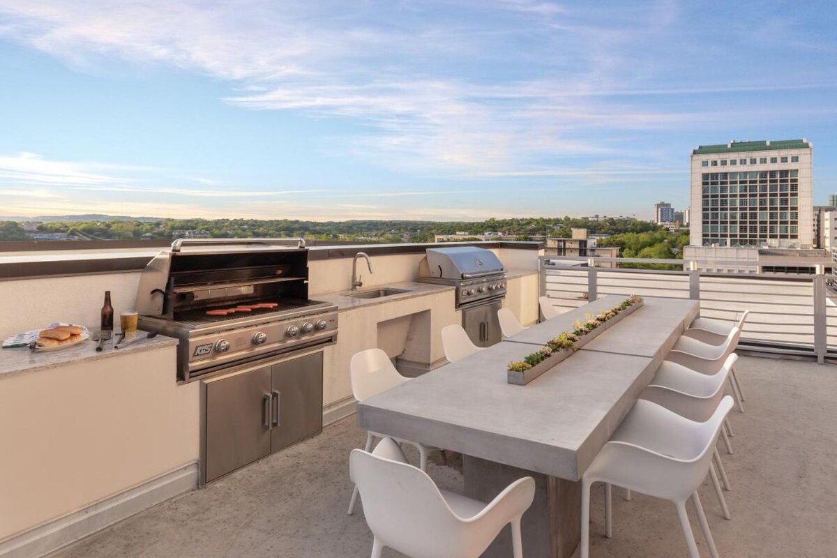 2BR Condo W/Rooftop pool for 6 gallery image 3