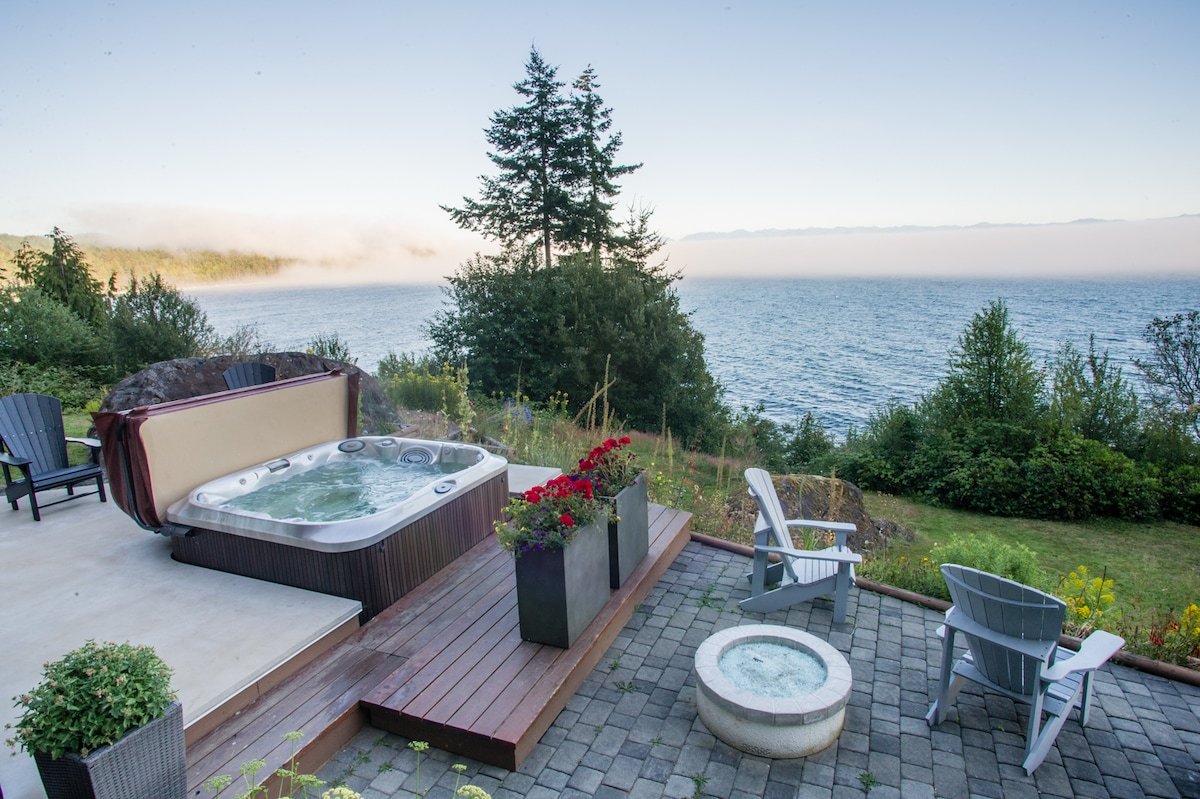 Oceanfront, 3 bed/3 bath/private hottub/relaxing gallery image 2