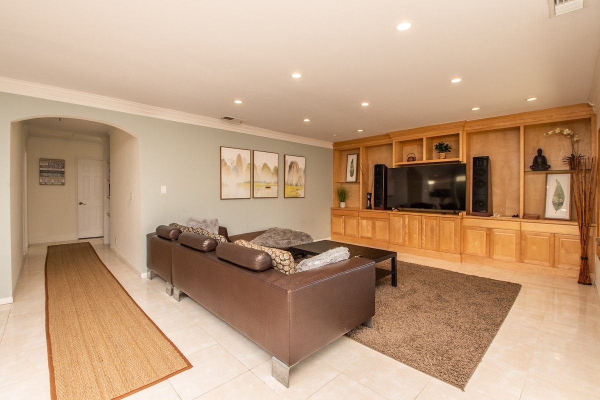 Mission Bay Gem 14 Person Home near the Bay. gallery image 5