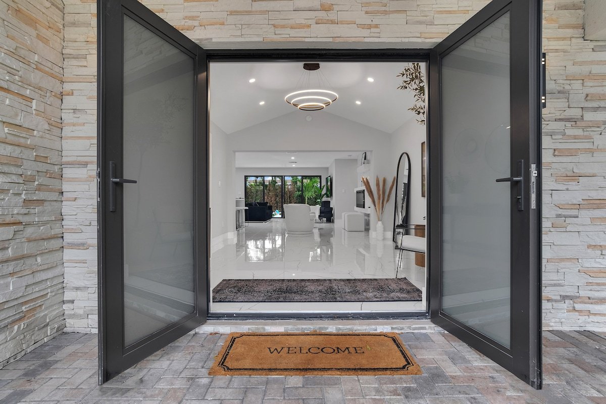 Luxurious villa with exotic pool Fort Lauderdale gallery image 4