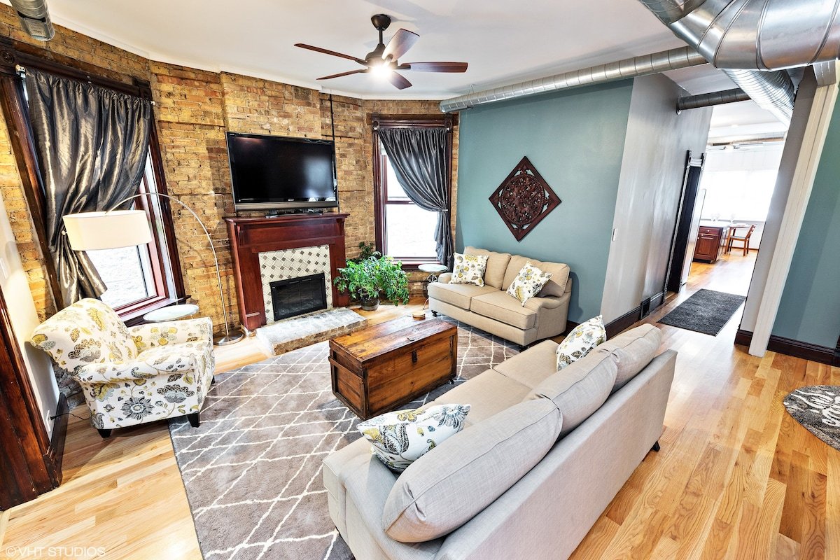 WrigleyVilla – 1/2 Block From Wrigley Field! gallery image 2