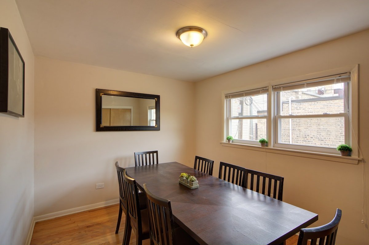 Large 12 Bedroom Chicago Home- Sleeps 25 gallery image 4