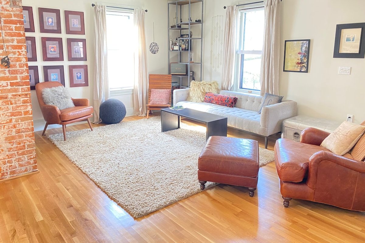 Huge house in the BEST location (99 walk score!) gallery image 2