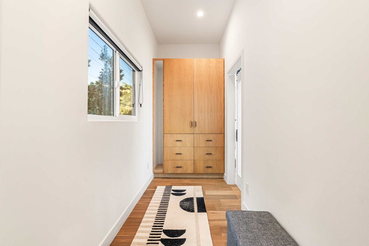 Hillside Haven | Infinity Pool & Skyline Views gallery image 4