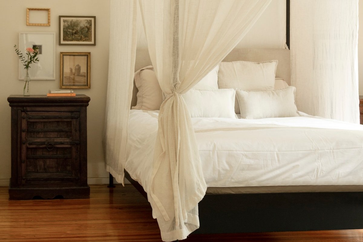 Pianist 1900s house exquisitely decorated. gallery image 4