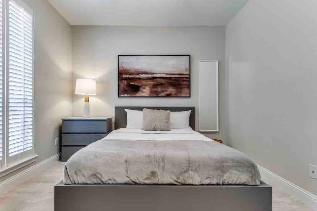 Stylish 4/3 traditional + pool gallery image 5