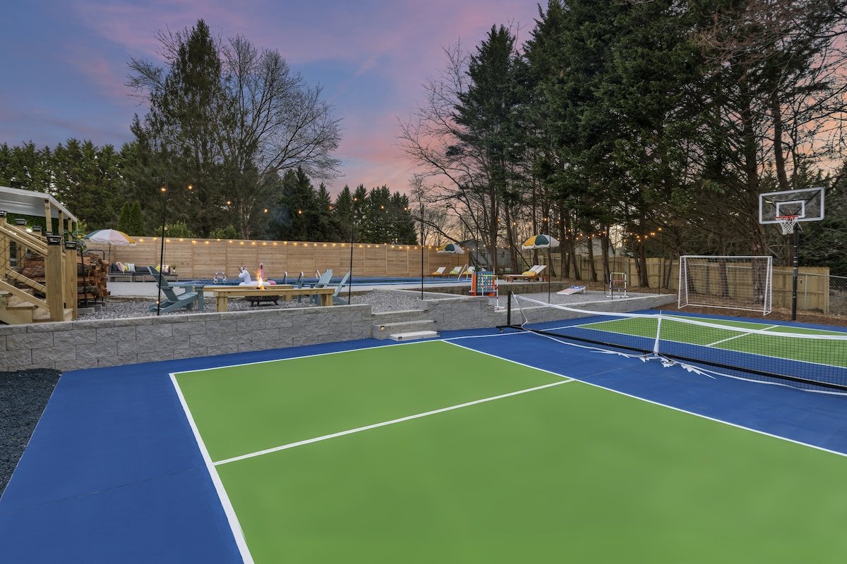 Heated Pool, Pickleball, Hot Tub, 10 mins to DT gallery image 2