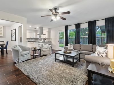 2 Living Rooms, Lots of Big Beds! 3 king, 2 queen