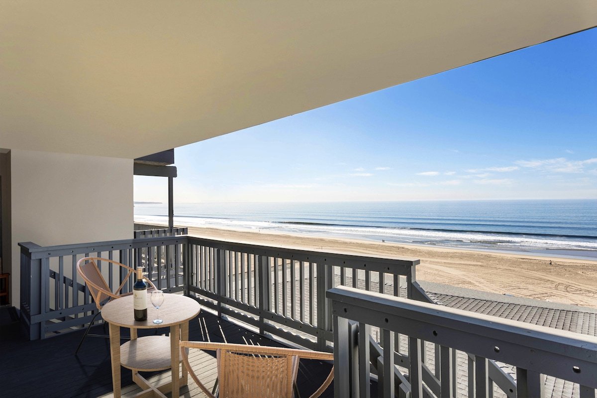OCEAN-FRONT | Beach/Strand | KING & 2-QUEEN Beds gallery image 2