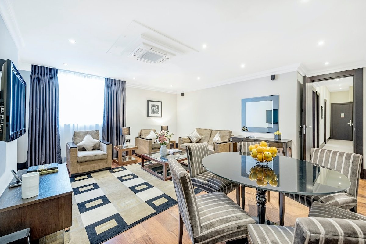 South Kensington – Superior 3 Bedroom Apartment gallery image 4
