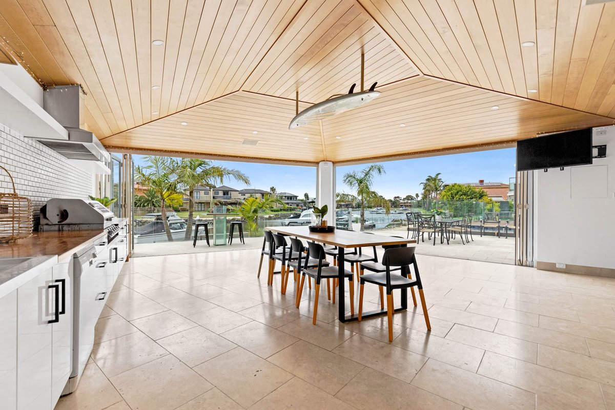 The Beach House: Waterfront with Boat Mooring