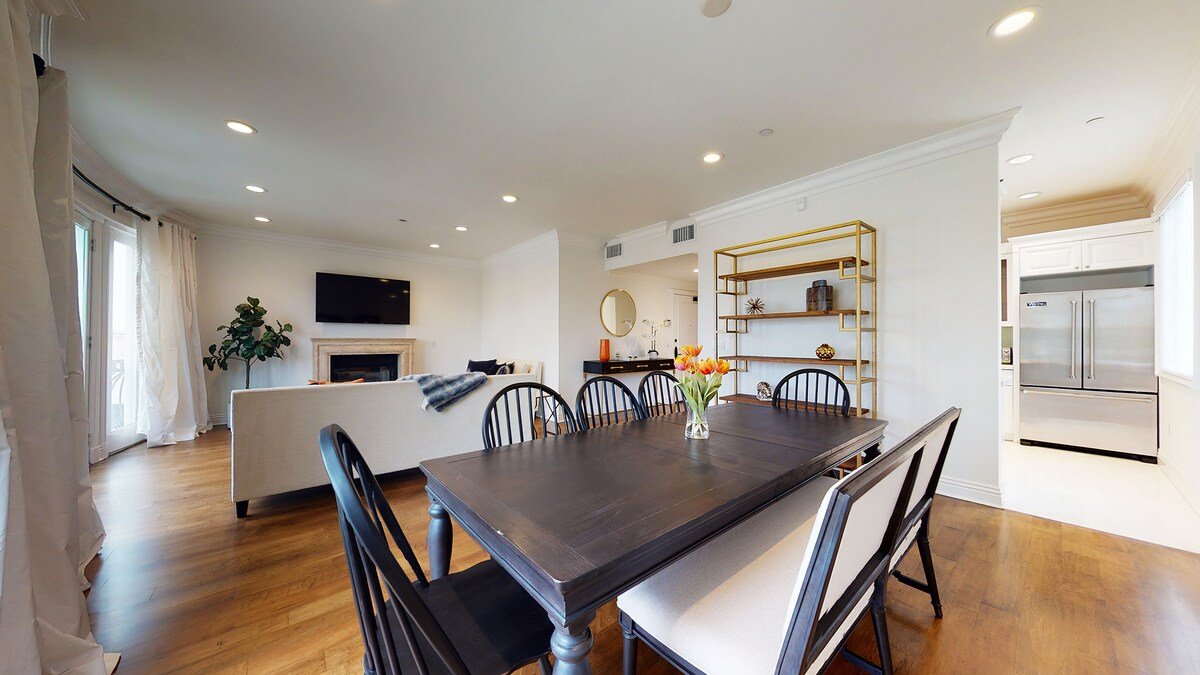 Luxurious & Private Beverly Hills Condo with Views gallery image 4