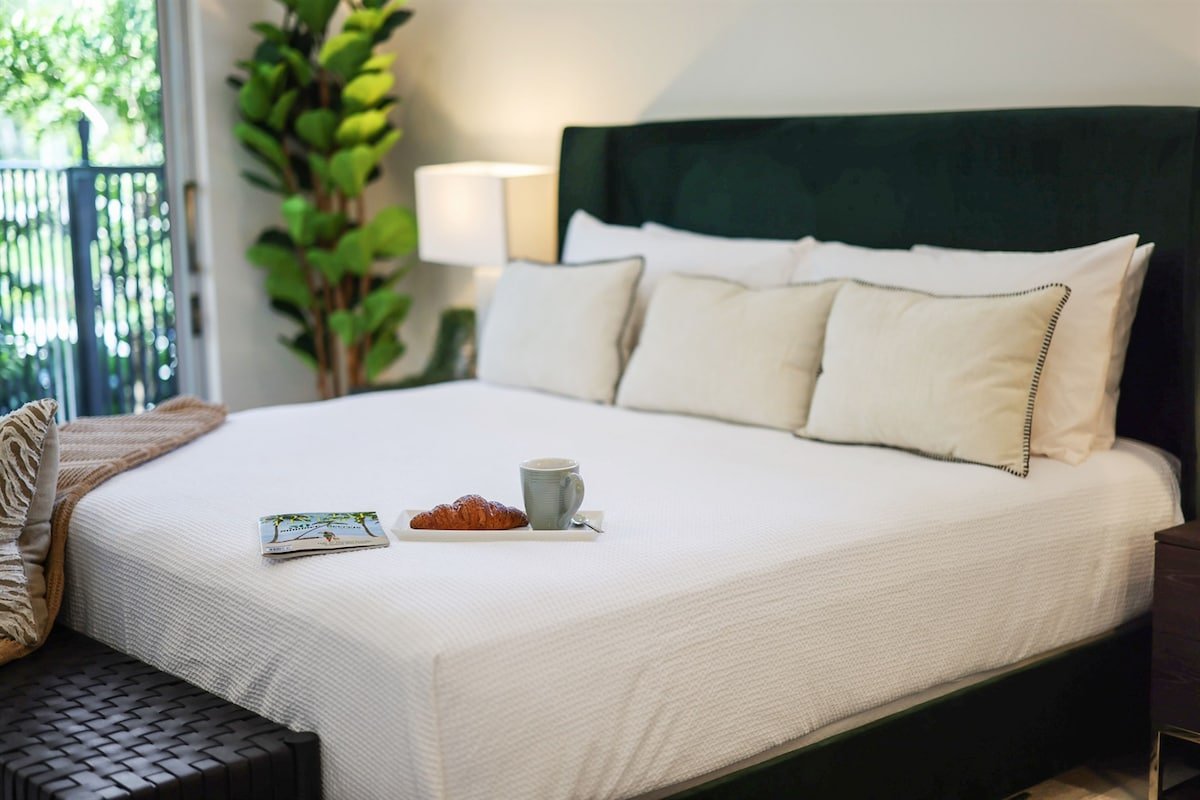 37 Luxury Villa + Pool | Steps to Ave | Sleeps 14 gallery image 4