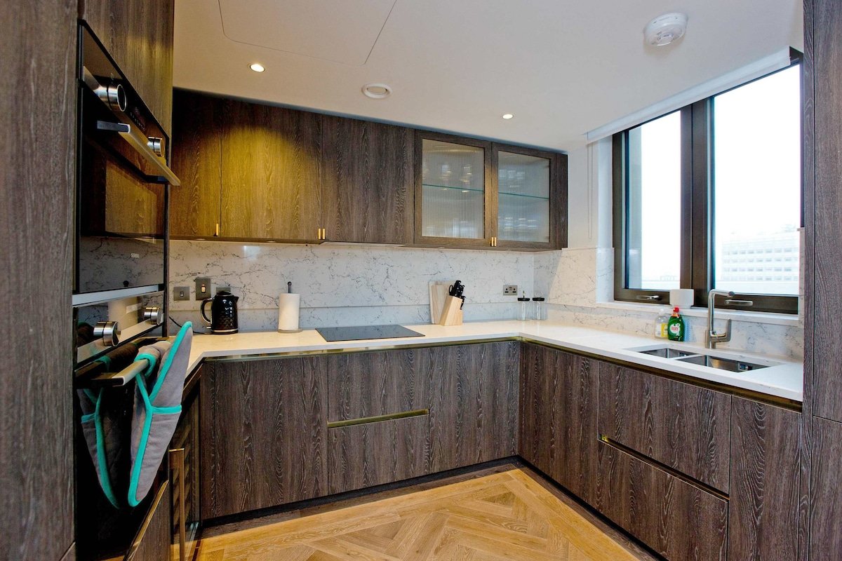 Skyline Sanctuary with City Views gallery image 5