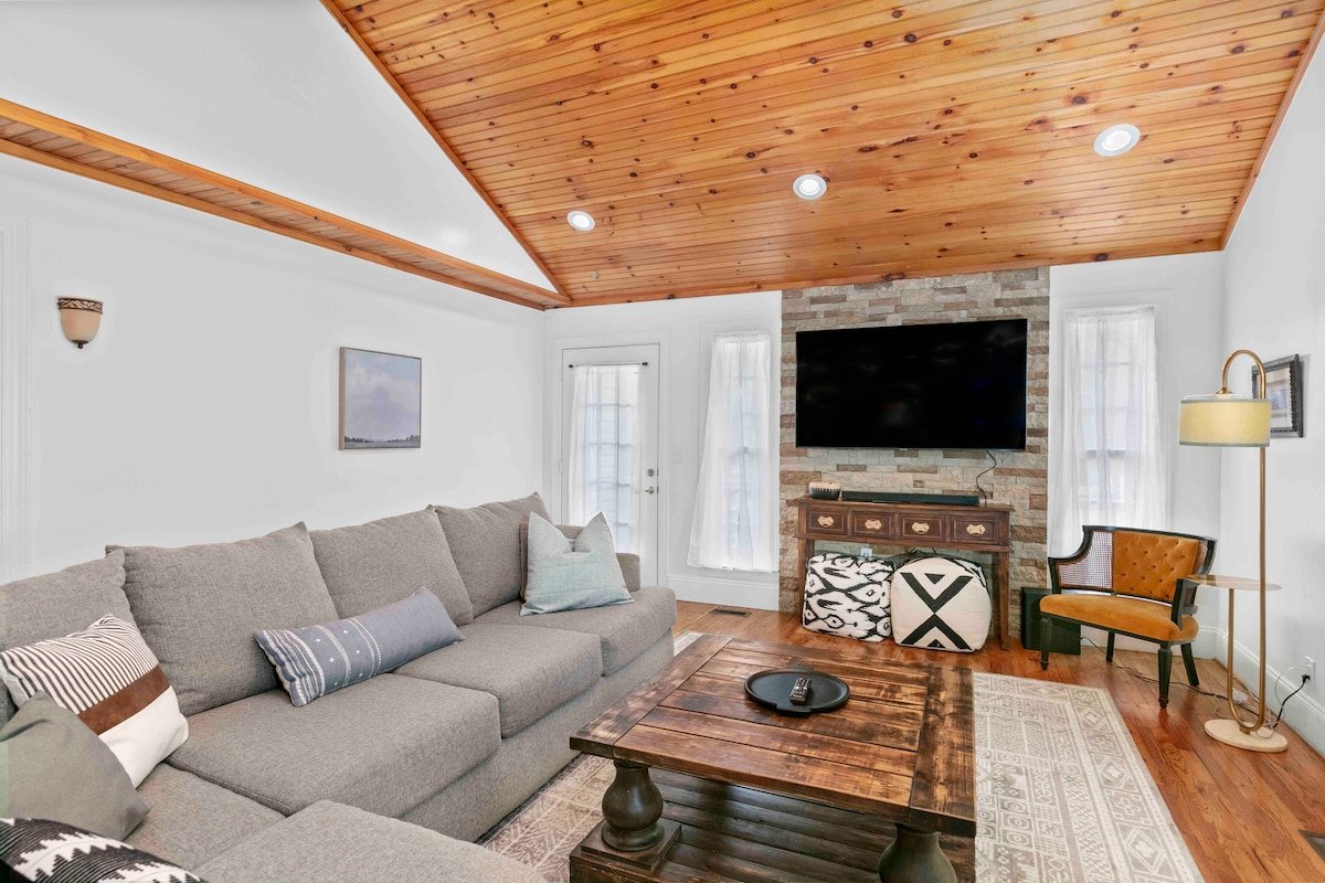 The Retreat House~Large groups, pets, hot tub gallery image 3