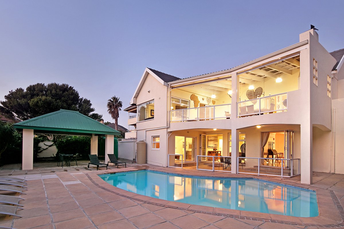 Merridew – Walking distance to Camps Bay Beach