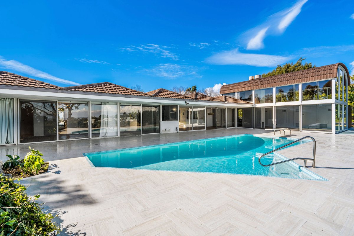 Iconic House with Breathtaking Views, Pool & Court