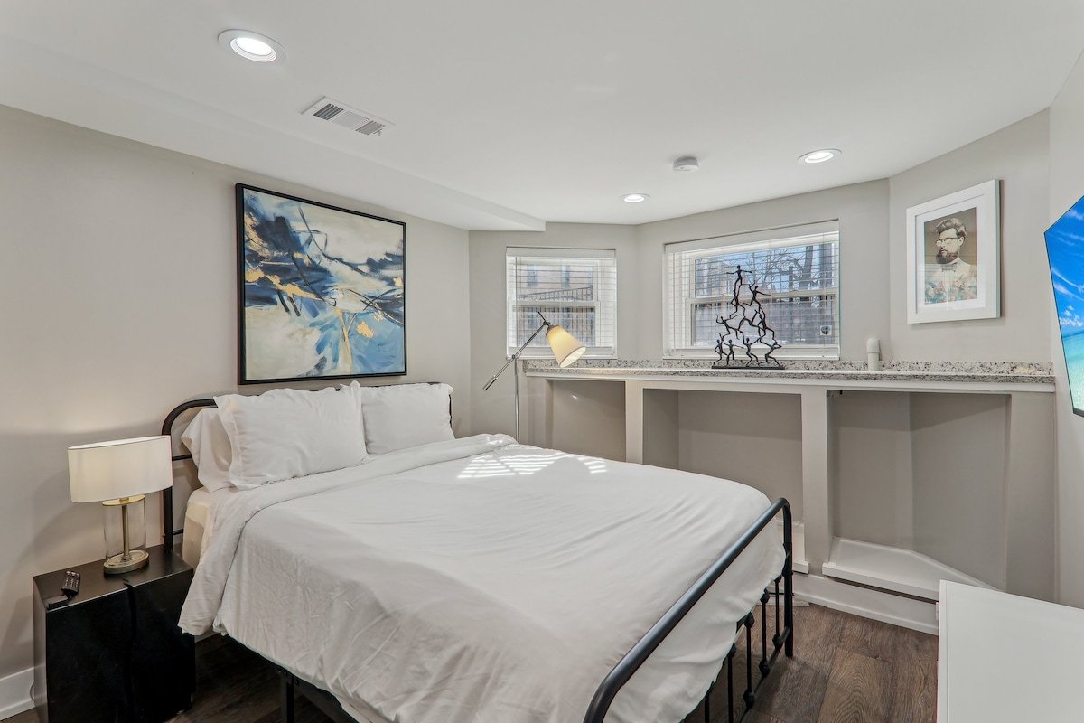 Comfy/Elegant Home by Wrigley, Garage Spot & Yard gallery image 5