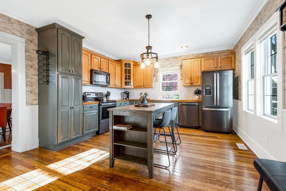 DT Hudson Home w/Hot Tub, 1 block from Riverwalk! gallery image 3